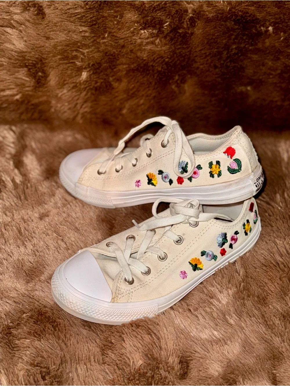 Converse Kids Cream Canvas Sneakers with Multicolor Floral Embroidery size 3